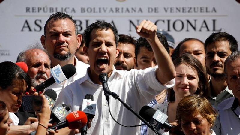 "Aquí estamos. No tenemos miedo", desafió Guaidó en el acto que encabezó tras ser liberado