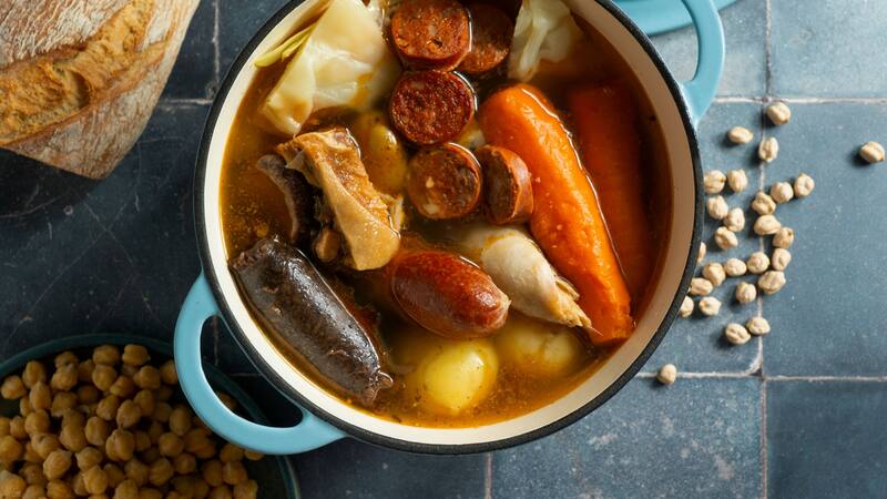 El cocido madrileño es una de las preparaciones más famosas de la ciudad.