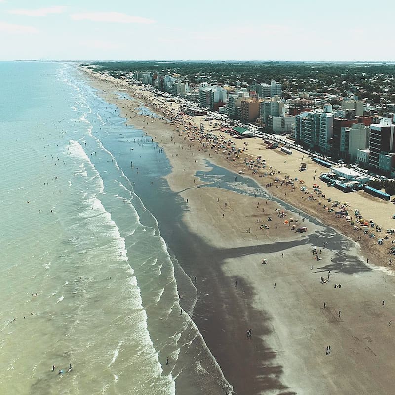Las opciones de alojamiento en Monte Hermoso incluyen alternativas económicas y familiares para diferentes presupuestos (Fuente: @montehermoso.turismo)
