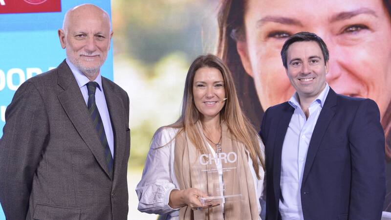 Marin y Troilo de la UCEMA dando el premio a Paula Curtale