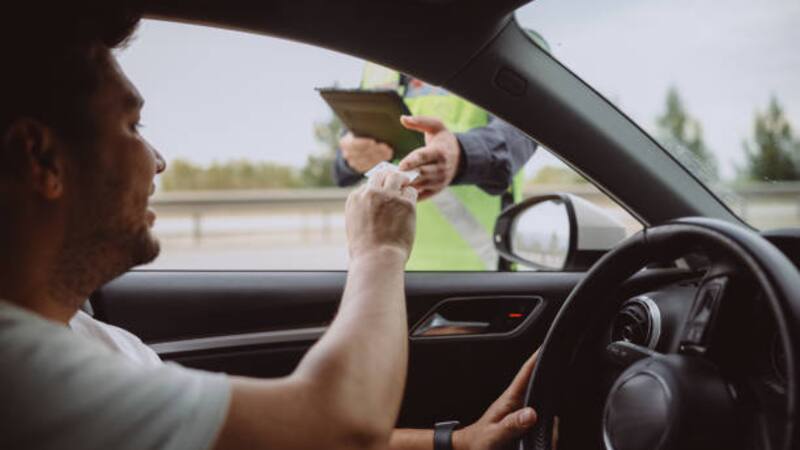 Baja el límite de edad para conducir en el país: ahora se podrá obtener el carnet a partir de estos años