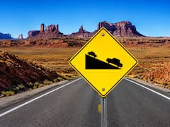 Qué significa la señal de tránsito con dos autos en una pendiente y por qué es tan importante