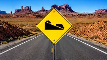 Qué significa la señal de tránsito con dos autos en una pendiente y por qué es tan importante