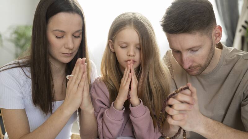 Un lindo momento en familia es compartir rezos para que reine el amor todo el año.