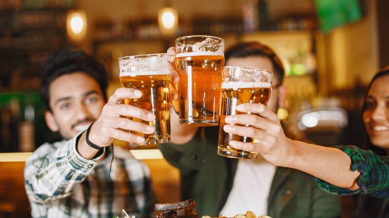Tomas cerveza pero tienes el colesterol alto: estos son los efectos que tiene en tu cuerpo.