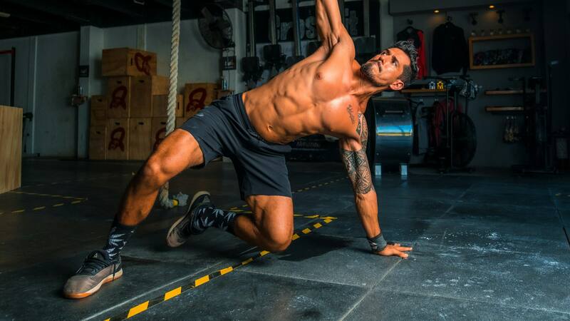 Las proteínas y los carbohidratos cumplen roles calve en el dessarrollo musuclar.