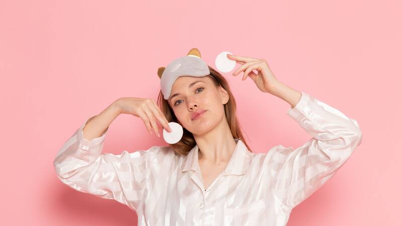 La falta de sueño aumenta el estrés, lo que puede provocar sequedad y envejecimiento prematuro de la piel.