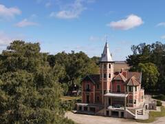 Escapadas: el castillo más icónico del país ahora permite visitarlo y disfrutar un fin de semana de campo