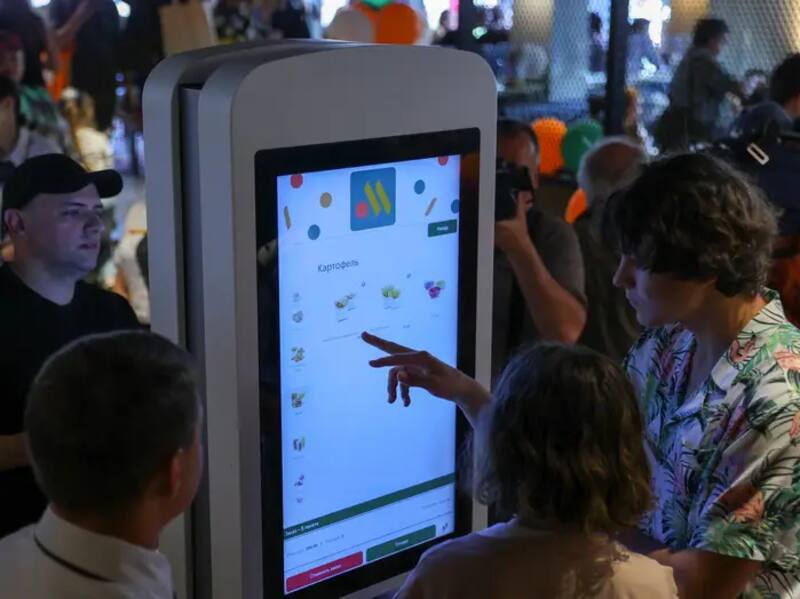 Las pantallas de los pedidos son de las mismas características que las utilizadas por la cadena estadounidense. (REUTERS/Evgenia Novozhenina)