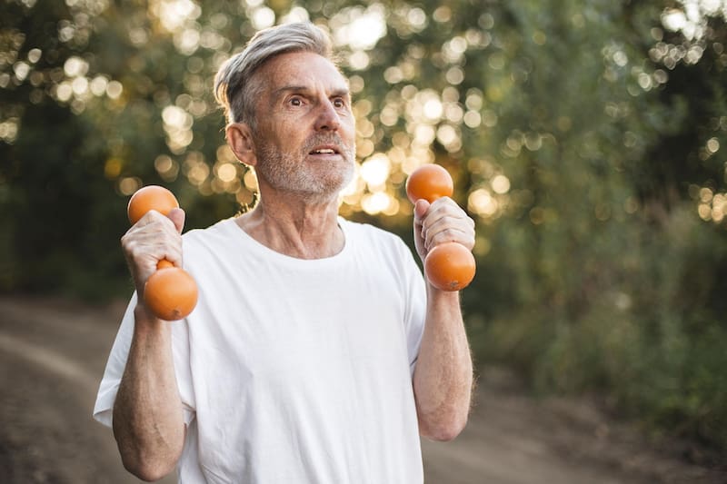 El desarrollo y mantenimiento de masa muscular ayuda a prevenir enfermedades crónicas como diabetes tipo 2, hipertensión y obesidad. (Foto: Freepik)