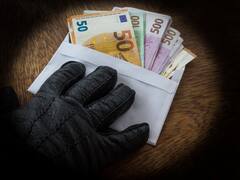 Se quedó con 150.000 euros de una anciana y además es su nuevo heredero: quiere quedarse con una fortuna