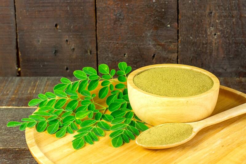 La moringa es reconocida por su riqueza en antioxidantes, antidiabéticos, analgésicos y antiinflamatorios, lo que la convierte en un valioso recurso para la medicina natural (Fuente: Pixabay)
