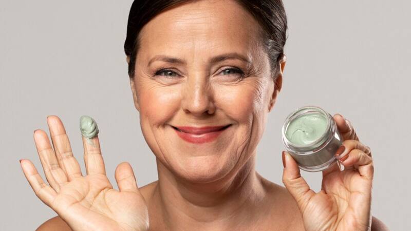 Esta crema barata contiene bakuchiol, retinol, ácido hialurónico y péptidos.