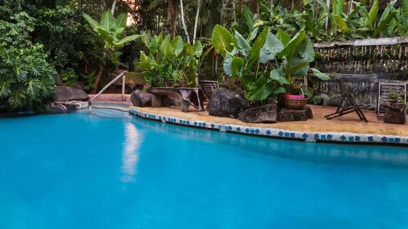 Este lodge combina lujo y simplicidad, integrándose perfectamente con el entorno natural.