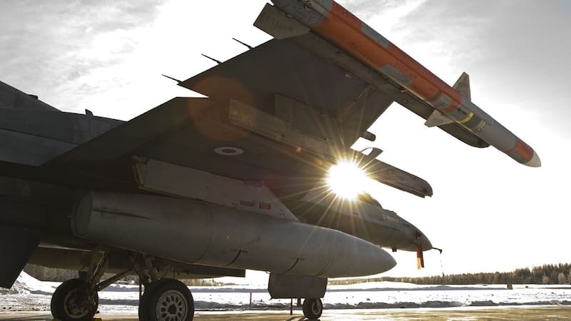 Un misil de medio alcance AMRAAM montado en el extremo alar de un F-16. Fuente: Raytheon.