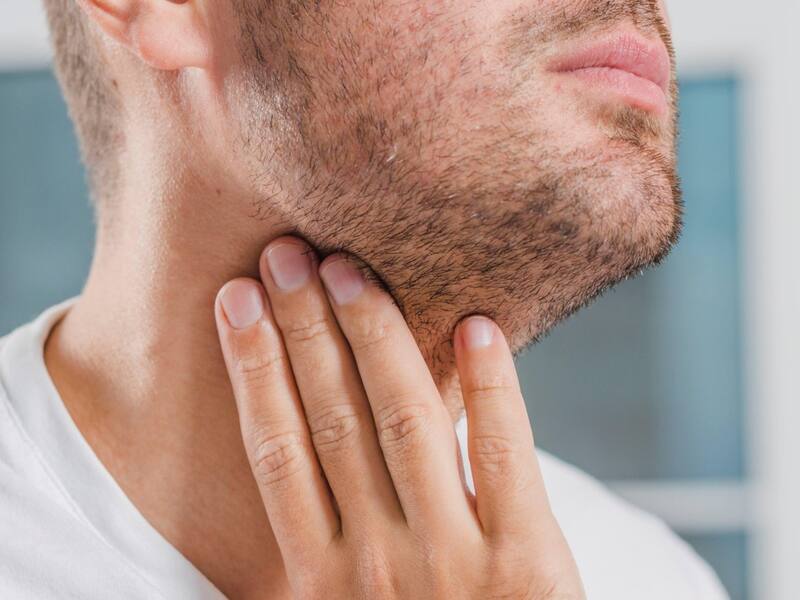 Ómicron parece afectar predominantemente las vías respiratorias superiores y causar laringitis aguda sin disfunción olfativa.