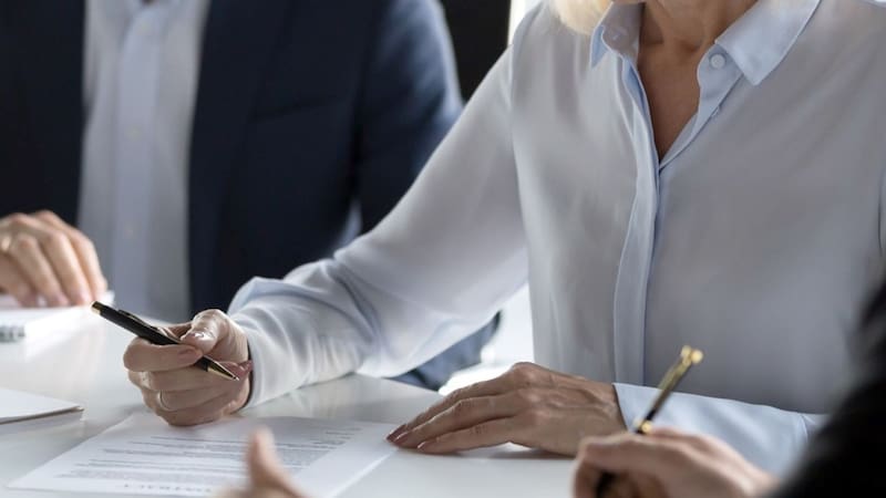 La acción para reclamar la herencia prescribe a los diez años desde la apertura de la sucesión (muerte del causante).