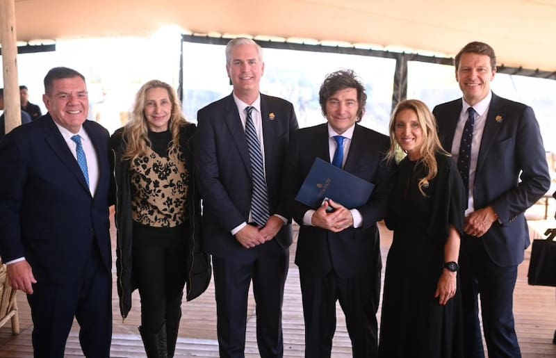 Milei junto a las autoridades de la compañía, su hermana Karina y el intendente de General Pueyrredón, Guillermo Montenegro.