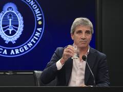 Con el "Plan Colchón" no alcanza: qué otras opciones tiene Caputo para sumar dólares