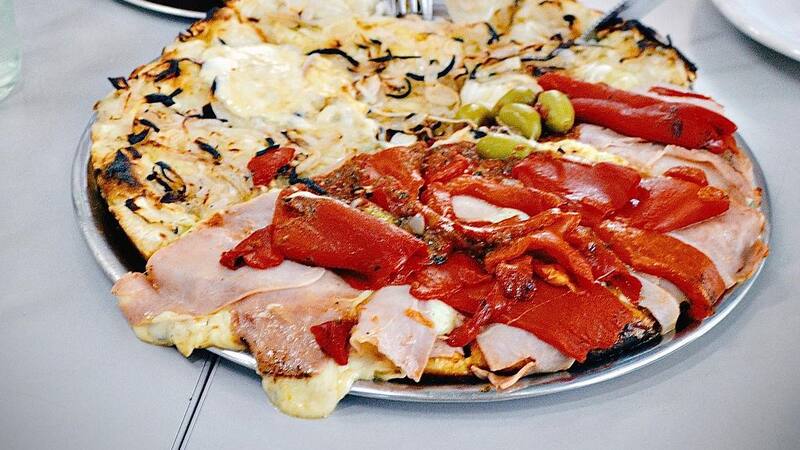 La histórica pizzería ubicada en el barrio de Monte Castro que tiene grandes porciones. (Foto: Instagram)