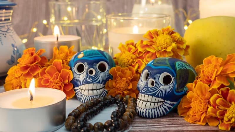 El uso de calaveras, como La Catrina, en el Día de Muertos simboliza la conexión entre el mundo de los vivos y el de los muertos. Foto: archivo El Cronista México