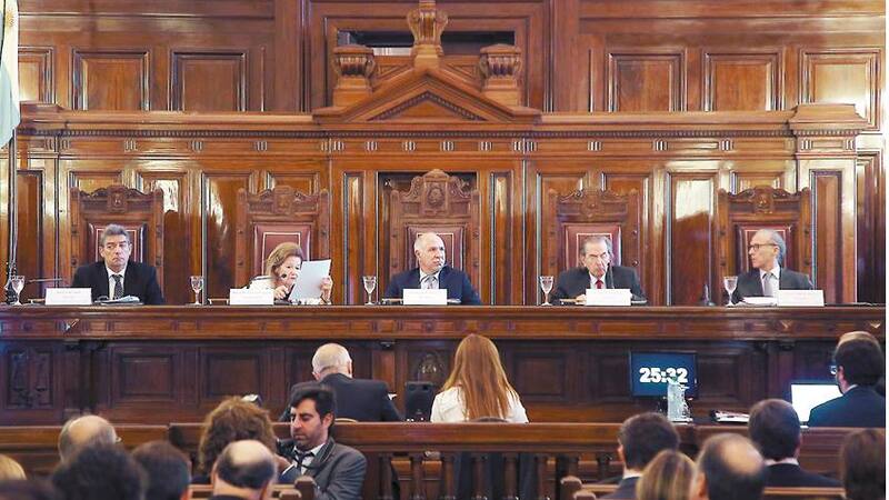 La Corte Suprema de Justicia, completa. En el fallo de ayer firmaron los jueces Lorenzetti, Maqueda y Rosatti