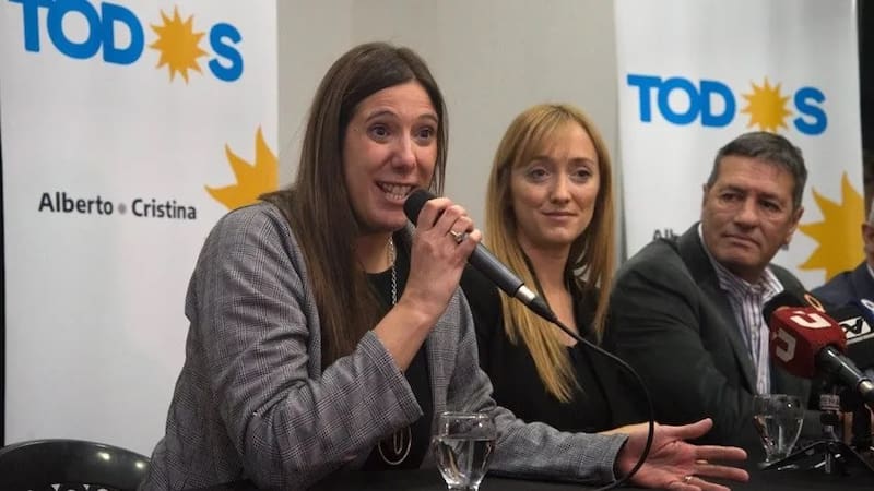 La diputada mendocina Marisa Uceda FdT) a la izquierda, junto a otros dirigentes y legisladores de su espacio politico.
