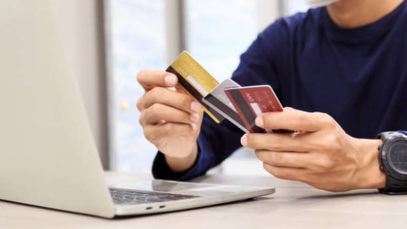 SAT vigila de cerca las compras con tarjetas de tiendas departamentales; discrepancias pueden costar caro. Fuente: Shutterstock.