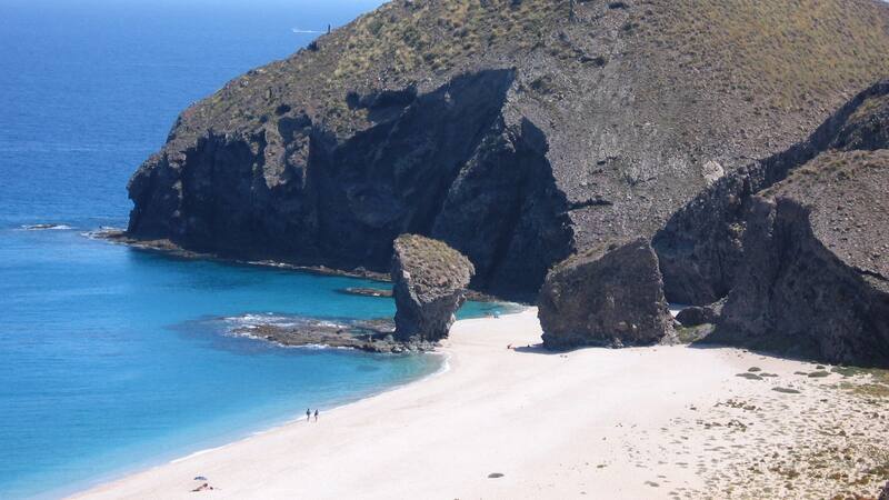 Descanso en Playa de los Muertos, un paraíso escondido en el Mediterráneo a menos de una hora de Almería.