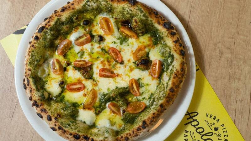 Apolonio es un bodegón clásico de Ramos Mejía donde todo se sirve en pan de pizza.