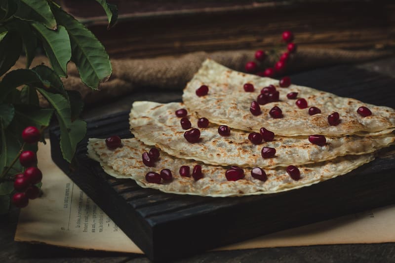 El desayuno de tortillas nixtamalizadas, frijoles negros y arroz es una opción nutritiva y accesible para los habitantes de Nicoya. (Fuente: Freepik)