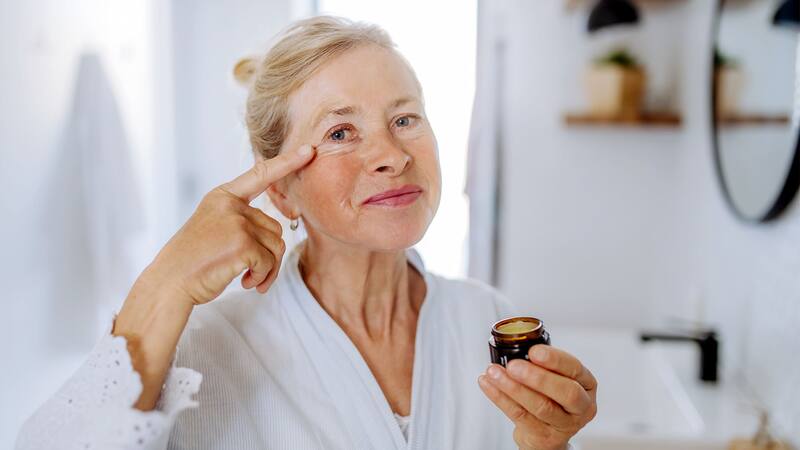 Adiós arrugas: los 3 trucos secretos y naturales para retrasar el envejecimiento y lucir 10 años más joven.