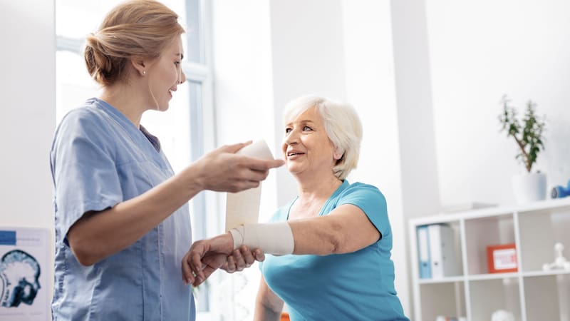 Si convivís con un mayor de 65 años, podes deducir hasta 2550 euros en la renta.