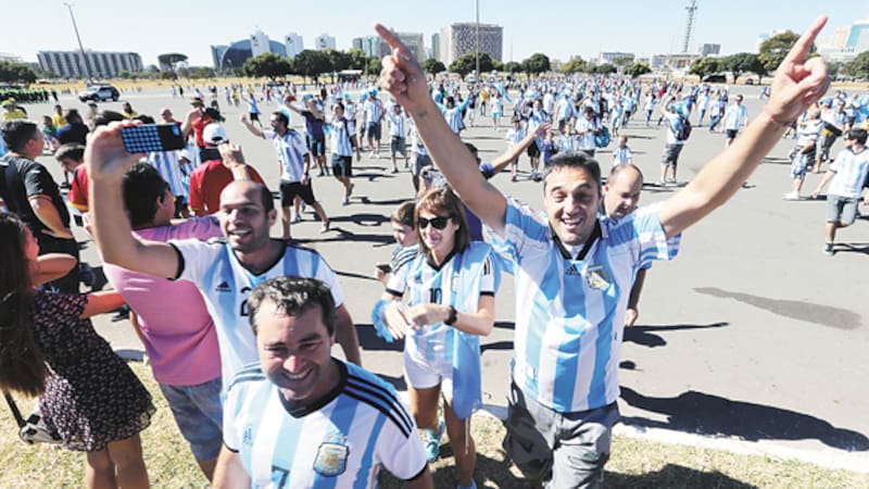 La marea albiceleste. Miles de argentinos viajarán para ver la final contra Alemania en el Maracaná