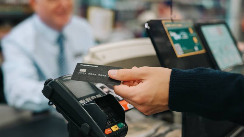 Alerta CaixaBank: el banco anunció un nuevo cambio las tarjetas de crédito y débito.
