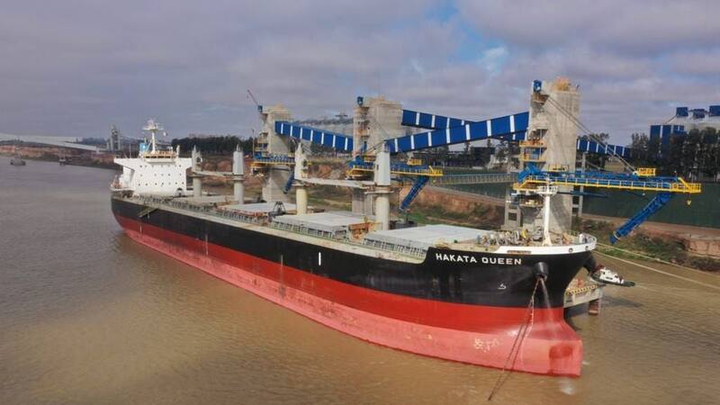 Puerto de Timbúes, sobre la Vía de Navegación Troncal.