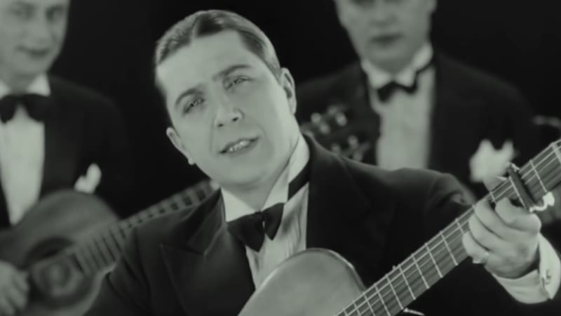 Carlos Gardel uno de los grandes exponentes del peinado "a la gomina".