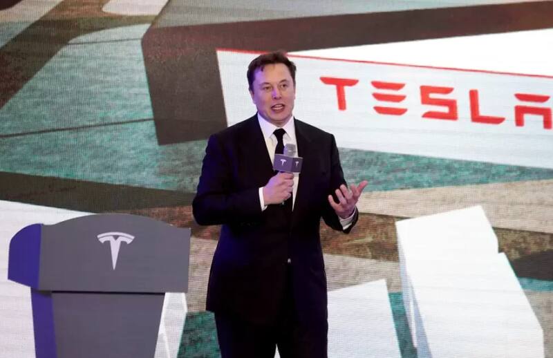 Elon Musk impulsa los vehículos autónomos mediante su automotriz Tesla.