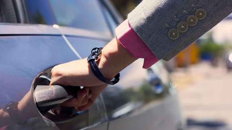 La DGT lanza una nueva etiqueta para coches. Qué vehículos deben llevarla y cómo reconocer este distintivo obligatorio en España.