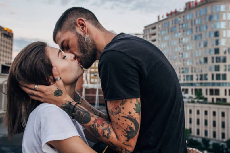 Existen otros tatuajes además del nombre como demostración de amor para la pareja. Fuente: iStock.