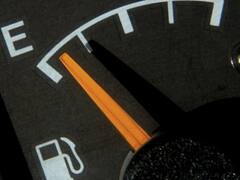 Expendedores aseguran que el año terminaría con un aumento de 40% en el precio de los combustibles