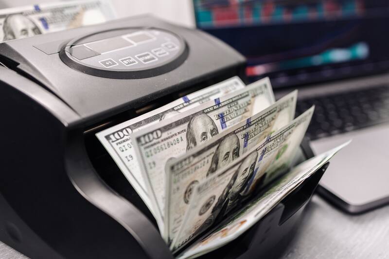 Evita problemas en el aeropuerto: guía esencial sobre la declaración de efectivo al ingresar a EE. UU. Fuente: Shutterstock.