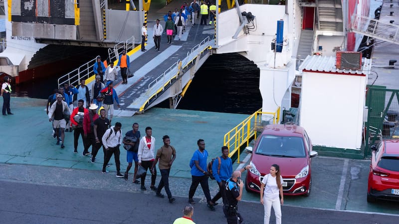 Llegan miles de inmigrantes africanos a las Canarias: un récord desde la crisis de los cayucos