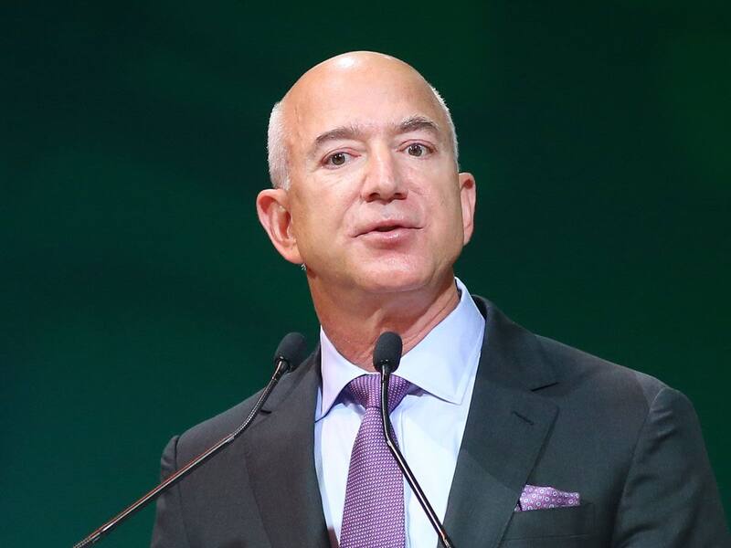 Jeff Bezos defiende que la clave del éxito no radica en trabajar interminables horas, sino en concentrarse plenamente. Fuente: Shutterstock.