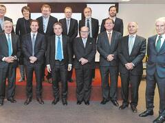 Dujovne le dijo a banqueros que bajarán gradualmente los impuestos distorsivos