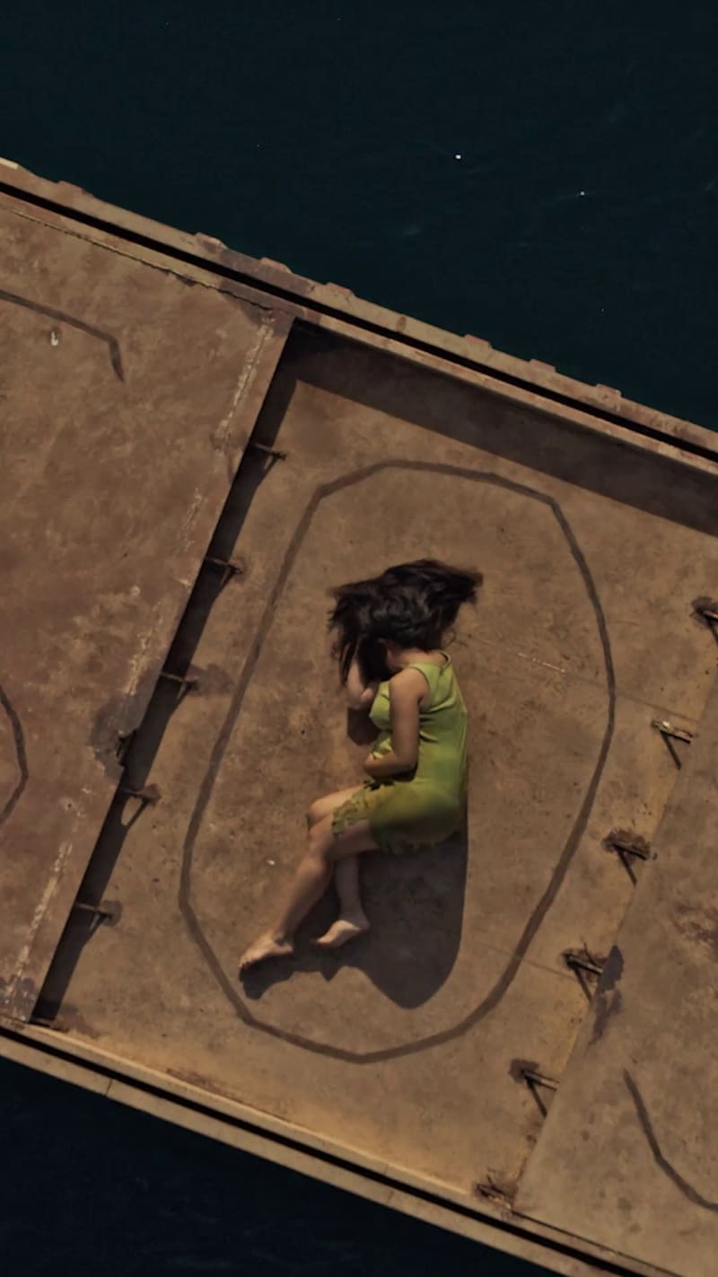 La película Nowhere de Netflix sigue los actos de supervivencia extrema que debe enfrentar Mia, una mujer embarazada en el medio del mar. Foto: Instagram @netflixes