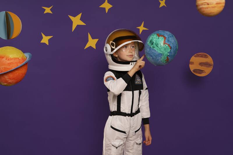 Los espectáculos como "Veo Veo" están especialmente recomendados para niños pequeños, ofreciendo un acercamiento sensorial al universo. (Fuente: Freepik)