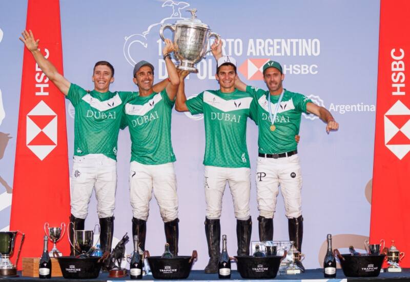 El cuarteto de La Natividad levanta la copa obtenida por el título en el 130° Abierto Argentino de Polo. (Foto: Asociación Argentina de Polo - Matías Callejo)