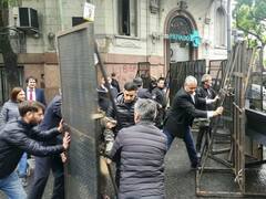 La violencia en la calle alteró la sesión y la oposición denunció represión policial