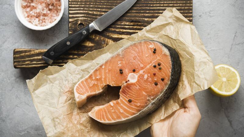 Exigen que se retire este popular pescado de todos los supermercados por una peligrosa bacteria.